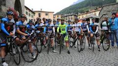 Contador, con ciclistas de su Fundaci&oacute;n.