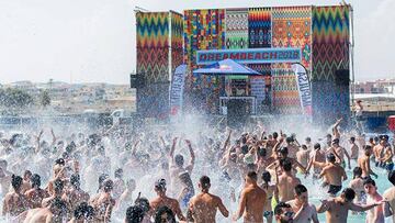 Un grupo de personas disfruta de la piscina gigante que Dreambeach Villaricos pone a disposición de los asistentes