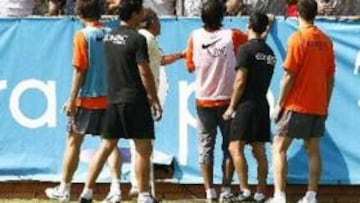 <b>MORIENTES Y ALBELDA SE ENCARARON</b>. Además de Quique, que dialogó unos minutos con ellos sin conseguir que depusieran su actitud, Morientes y Albelda se encararon con los seguidores que les increpaban. A ambos tuvieron que frenarles el técnico y sus compañeros para evitar males mayores.