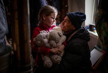 Un abuelo abraza a su nieta Arina, de 6 años, mientras se despide antes de su evacuación de la ciudad de primera línea de Bakhmut, en medio del ataque de Rusia a Ucrania.