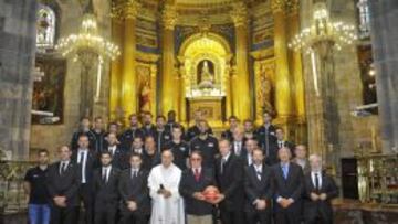 Los jugadores y directivos del Bilbao Basket hicieron la tradicional ofrenda a la patrona de Vizcaya.