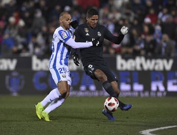 Martin Bratihwite y Raphael Varane.