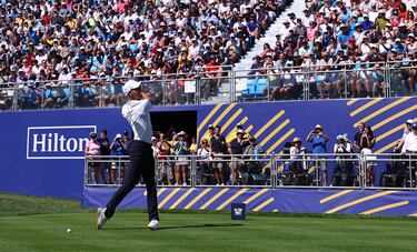 Novak Djokovic golpea ante cientos de aficionados. 