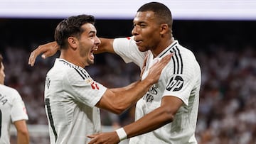 MADRID, 01/09/2024.- El delantero del Real Madrid Kylian Mbappé (d) celebra su gol con Brahim, durante el partido de la cuarta jornada de LaLiga entre el Real Madrid y el Real Betis, este domingo en el estadio Santiago Bernabéu. EFE/Sergio Pérez