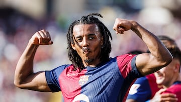 Jule Koundé, del FC Barcelona, celebra su gol durante el partido de jornada 4 entre el Barcelona y el Real Valladolid en el Estadio Olímpico de Montjuïc el 31 de agosto de 2024 en Barcelona. El encuentro acabó 7-0.