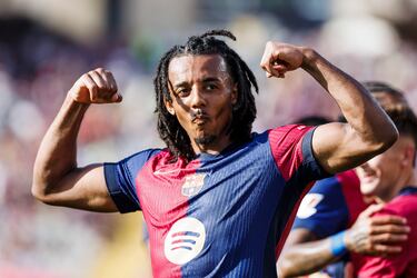 Jule Koundé, del FC Barcelona, ​​celebra su gol durante el partido de jornada 4 entre el Barcelona y el Real Valladolid en el Estadio Olímpico de Montjuïc, el 31 de agosto de 2024 en Barcelona. El encuentro acabó 7-0. 