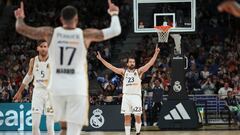 MADRID, 23/04/2024.- El escolta del Real Madrid Sergio Llull (d) celebra una canasta ante el Baskonia, durante el primer partido de los cuartos de final de la Euroliga de baloncesto que disputan este martes en el Wizink Center. EFE/Kiko Huesca
