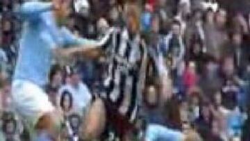 De Jong le rompe la pierna a Ben Arfa