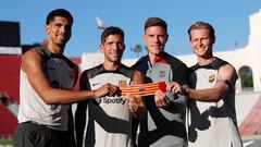 Sergi Roberto, con los otros tres capitanes, Araújo, Ter Stegen y De Jong.