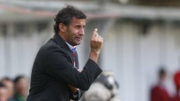 El entrenador de Chile Miguel Ponce, dirige a sus jugadores durante el partido contra Mexico por Octavos de Final del Mundial de F&Atilde;&ordm;tbol 