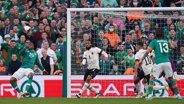Chiedozie Ogbene en el momento del primer gol de Irlanda contra Bélgica.