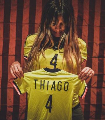 El hijo de Santiago y Karin se llama Thiago.