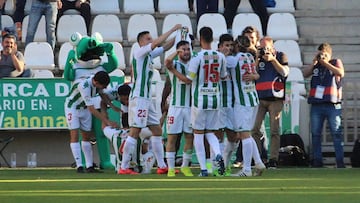 Alegría en el Elche tras el gol de Héctor Rodas.