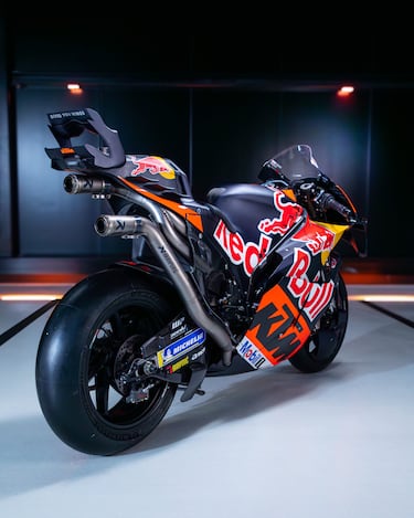 Vista trasero-lateral de la nueva KTM para 2025.