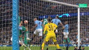 La toma en la que se ve que Llorente da el balón con el brazo: ¡no se la enseñaron a Çakir!