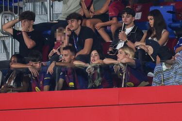 La cantante argentina, Nicki Nicole, en el palco del estadio Johan Cruyff disfrutando del Trofeo Gamper entre el Fútbol Club Barcelona y el Como.