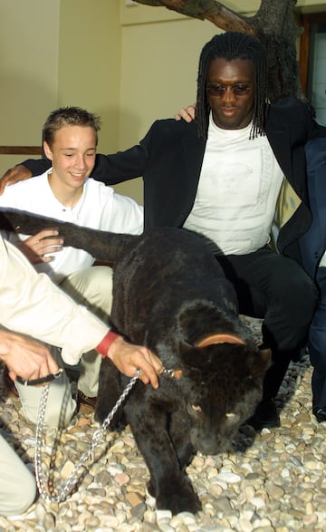 Clarence Seedorf posa con uno de sus pilotos y una pantera en la presentación de su equipo de motociclismo en una discoteca madrileña.