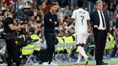 01/11/25 PARTIDO PRIMERA DIVISION
REAL MADRID VALENCIA
CAMBIO SALE VINICIUS
SALUDO A XABI ALONSO