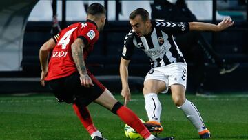 Berrocal, con el brazalete de capit&aacute;n, trata de frenar el avance de Rub&eacute;n D&iacute;ez.