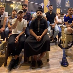 La peña de Bagdad celebra la clasificación para semifinales de la Champions