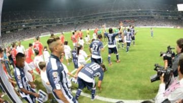 Los equipos salen a la cancha del nuevo inmueble.