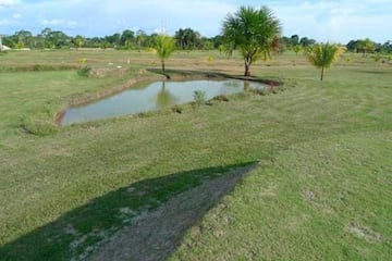 Considerado el campo de golf más aislado del planeta es también el único del Amazonas. Está en la localidad de Iquitos. Tiene 9 hoyos salpicados de pequeños estanques que albergan caimanes y pirañas. 