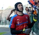 Los médicos obligan a Cech a jugar con un casco protector