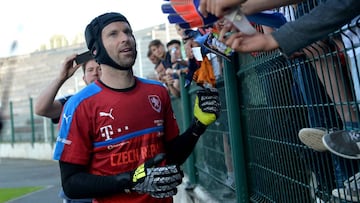 Los médicos obligan a Cech a jugar con un casco protector