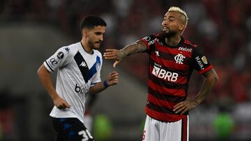 Flamengo's Chilean midfielder Arturo Vidal (R) gestures during the Copa Libertadores second leg semifinal football match between Flamengo and Velez Sarsfield, at the Maracana stadium in Rio de Janeiro, Brazil, on September 7, 2022. (Photo by MAURO PIMENTEL / AFP)