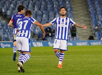 Regateador extraordinario, con buena visi車n de pase, este zurdo se ha ganado un lugar privilegiado en el futbol. El jugador m芍s laureado del f迆tbol canario, si bien toda su carrera se ha desarrollado lejos de las islas. Con 14 a?os fue reclutado por la cantera del Valencia y es en este equipo en el que le llegaron sus primeros 谷xitos, aunque hasta que se asent車 como titular tras estar cedido en Eibar y Celta. Con la Selecci車n se ha proclamado dos veces campe車n de Europa y era de la partida en Sud芍frica cuando Espa?a gan車 el Mundial de 2010. Precisamente tras la cita mundialista cogi車 las maletas y emprendi車 su aventura en el Manchester City en el que ha jugado 10 temporadas. Esta temporada, con 34 a?os, ha fichado por la Real Sociedad.