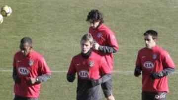 Forlán, Simao y Domínguez se entrenan en el gimnasio