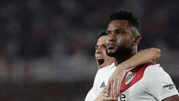 River Plate's Colombian forward Miguel Borja (R) celebrates with teammate midfielder Ignacio Fernandez after scoring a goal against Independiente during their Argentine Professional Football League Tournament 2023 match at El Monumental stadium, in Buenos Aires, on April 23, 2023. (Photo by ALEJANDRO PAGNI / AFP)