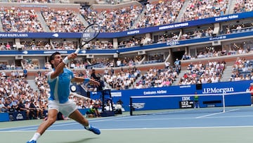 Flushing Meadows (United States), 05/09/2023.- Novak Djokovic of Serbia returns the ball to Taylor Fritz of the United States during their quarter final match at the US Open Tennis Championships at the USTA National Tennis Center in Flushing Meadows, New York, USA, 05 September 2023. The US Open runs from 28 August through 10 September. (Tenis, Estados Unidos, Nueva York) EFE/EPA/CJ GUNTHER