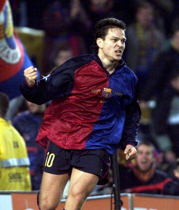 El futbolista fin谷s visti車 la camiseta del Barcelona desde 1999 hasta el 2001. Llev車 el '10' en la temporada 99/00.