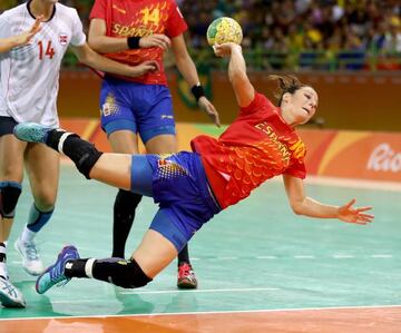 Macarena Diaz Aguilar #10 of Spain takes a shot in the second half against Norway on Day 3 of the Rio 2016 Olympic Games at the Future Arena on August 8, 2016 in Rio de Janeiro, Bra