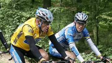 El ciclista estadounidense Lance Armstrong, junto a su compañero en el Discovery, el portugués José Azevedo, durante una etapa del Tour de Francia 2005.