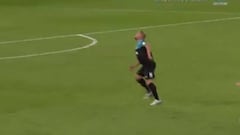 Roberto Carlos mantiene la calidad: ¡increíble pase de taco!