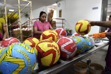 Así se fabrican los balones y las botas de fútbol en India