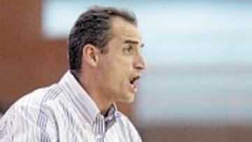 <b>TENSIÓN. </b>Guijosa, entrenador del Alcobendas, no baja nunca los brazos.