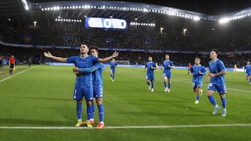 Lucas Pérez saluda a la grada de Riazor tras su primer gol.