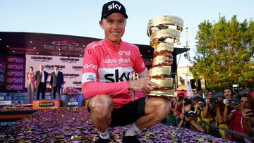 Chris Froome posa con el trofeo del Giro de Italia 2018.