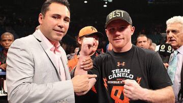 Óscar de la Hoya posa junto a Saúl Canelo antes de un combate.
