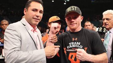 &Oacute;scar de la Hoya posa junto a Sa&uacute;l Canelo antes de un combate.