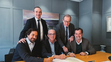 Alfonso García, Antonio García Lapuente, Jorge Costa y Ricardo Mur, durante la firma.