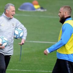 Intensa charla de Alfaro tras la caída de Boca