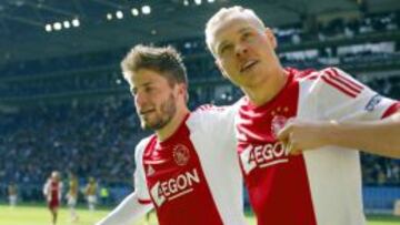 Los jugadores del Ajax celebran su gol ante el Vitesse.