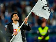 15/02/26 PARTIDOL PRIMERA DIVISION JORNADA 24
LEVANTE - VALENCIA DERBI
FIN DE PARTIDO ERAY COMERT BANDERIN