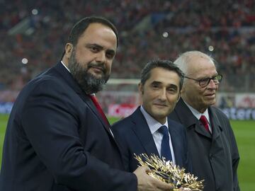 Ernesto Valverde was honoured by Olympiacos.