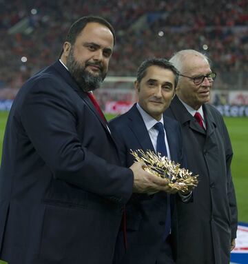 Ernesto Valverde fue homenajeado por la afición y el club del Olympiacos. Evangelos Marinakis presidente de el equipo de El Pireo.