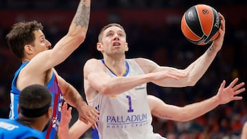 Real Madrid&#039;s Fabien Causeur (R) fights for the ball with Barcelona&#039;s Nicolas Laprovittola during the EuroLeague Final Four Semi-final match between FC Barcelona and Real Madrid at the Stark Arena in Belgrade on May 19, 2022. (Photo by Pedja Milosavljevic / AFP)